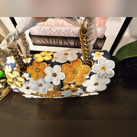 Kurt Geiger London Kensington Daisy Convertible Shoulder Bag. - Picture 8 of 11